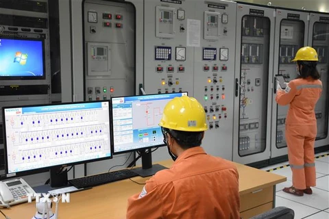 Công nhân EVN HANOI vận hành hệ thống cấp điện. (Ảnh: TTXVN phát)