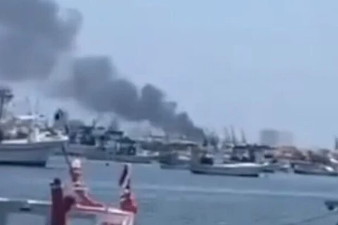 Khói bốc lên sau vụ nổ ở cảng Latakia. (Nguồn: timesofisrael.com)