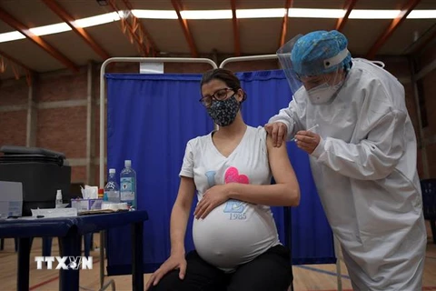 Một phụ nữ mang thai được tiêm vaccine ngừa COVID-19. (Ảnh: AFP/TTXVN)