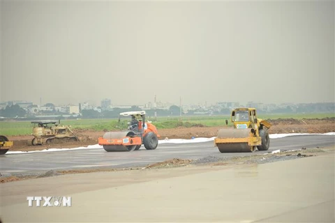 Các đơn vị thi công Dự án cải tạo nâng cấp đường cất hạ cánh, đường lăn sân bay Tân Sơn Nhất. (Ảnh: Thành Chung/TTXVN)