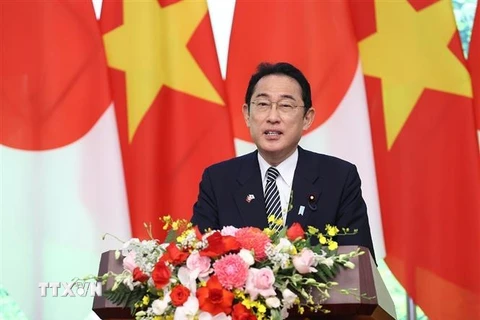 Thủ tướng Nhật Bản Kishida Fumio phát biểu tại buổi gặp gỡ báo chí. (Ảnh: Dương Giang/TTXVN)