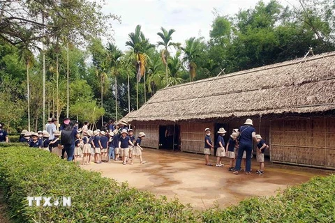 Các em học sinh về tham quan làng Hoàng Trù, quê ngoại Chủ tịch Hồ Chí Minh. (Ảnh: Tá Chuyên/TTXVN)