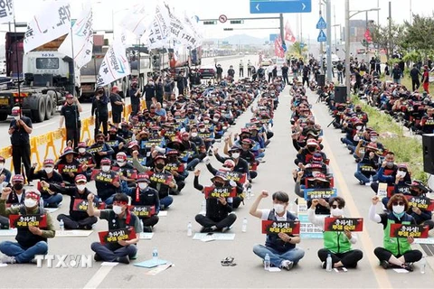 Các lái xe tải Hàn Quốc tham gia đình công phản đối quyết định chấm dứt đảm bảo lương tối thiểu trong bối cảnh chi phí xăng dầu ngày càng gia tăng, tại Incheon, Hàn Quốc. (Ảnh: Yonhap/TTXVN)