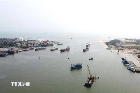 Các tàu hàng tấp nập ra vào cửa biển Cửa Việt. (Ảnh: Nguyên Lý/TTXVN)