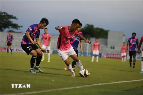 Một pha tranh bóng giữa cầu thủ Hồng Lĩnh Hà Tĩnh và Sài Gòn FC. (Ảnh: Phan Quân/TTXVN)