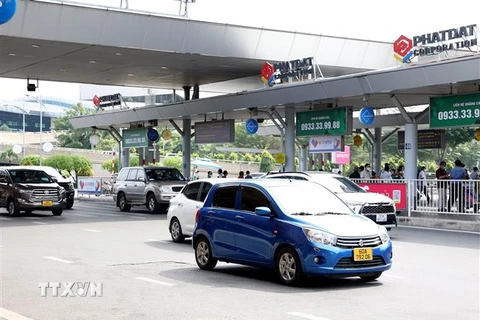 Xe taxi và xe công nghệ không đủ đáp ứng nhu cầu đi lại của hành khách tại sân bay Tân Sơn Nhất. (Ảnh: Hồng Đạt/TTXVN)