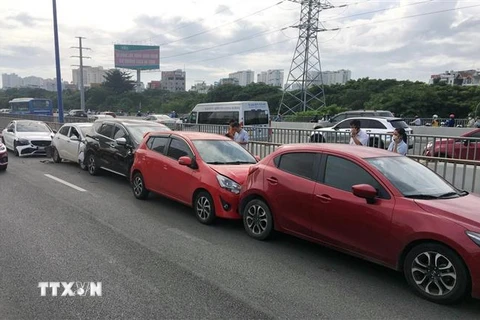 Hiện trường vụ va chạm giữa 5 xe ôtô trên cầu Sài Gòn. (Ảnh: TTXVN phát)