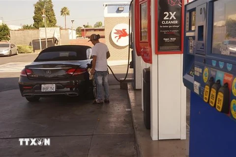 Bơm xăng cho phương tiện tại trạm xăng ở Los Angeles, bang California, Mỹ. (Ảnh: THX/TTXVN)