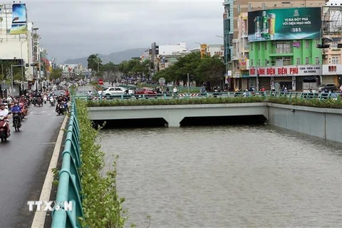 Mặc dù đã hết mưa nhưng sáng 15/10, hầm chui nút giao thông Điện Biên Phủ vẫn ngập trong nước không thể lưu thông. (Ảnh: Trần Lê Lâm/TTXVN)