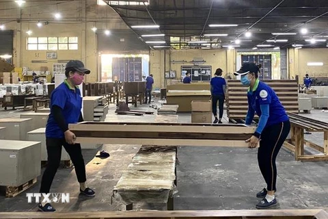 Công nhân Công ty Cổ phần Chế biến gỗ Thuận An sản xuất các sản phẩm gỗ xuất khẩu. (Ảnh: TTXVN)