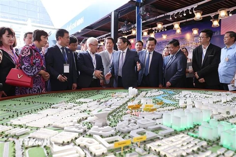 Thủ tướng Phạm Minh Chính xem trưng bày quy hoạch tổng thể của tỉnh Bình Dương. (Ảnh: Dương Giang/TTXVN)