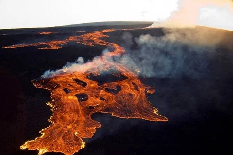 Dòng dung nham đỏ rực trào ra từ miệng núi lửa Mauna Loa. (Nguồn: AFP)