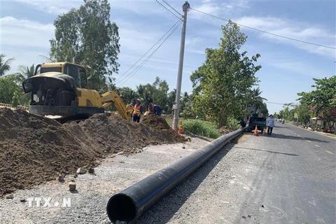 Thi công đường ống nước Dự án cấp nước sinh hoạt cho dân cư Cù Lao Minh, đoạn qua địa bàn xã Mỹ Hưng, huyện Thạnh Phú. (Ảnh: Công Trí/TTXVN)