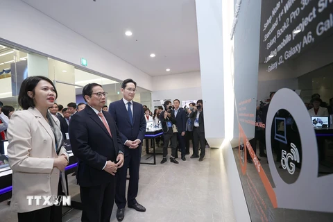 Thủ tướng Phạm Minh Chính nghe giới thiệu về Trung tâm Nghiên cứu và Phát triển (R&D) của Samsung. (Ảnh: Dương Giang/TTXVN)