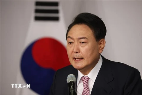Tổng thống Hàn Quốc Yoon Suk-yeol phát biểu tại một cuộc họp báo ở Seoul. (Ảnh: AFP/TTXVN)