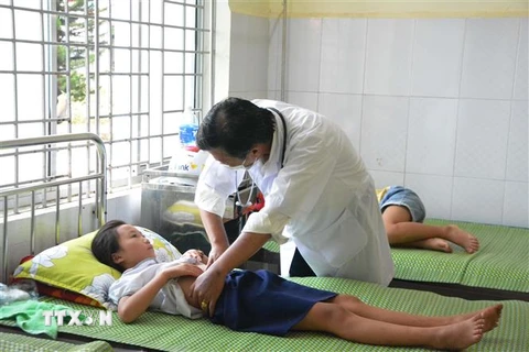 Các em học sinh được điều trị tại Trung tâm Y tế huyện Krông Ana. (Ảnh: Tuấn Anh/TTXVN)