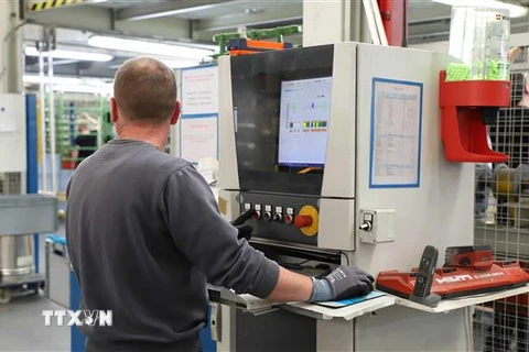 Nhân viên kiểm tra chất lượng sản phẩm tại tập đoàn cơ khí chính xác MWG của Đức. (Ảnh: Mạnh Hùng/TTXVN)