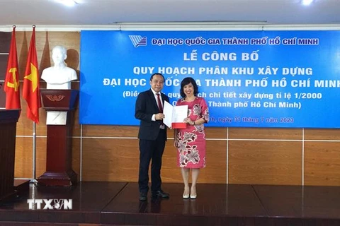 Đại diện Bộ Xây dựng trao Quyết định phê quyệt Quy hoạch phân khu xây dựng Đại học Quốc gia Thành phố Hồ Chí Minh cho Đại học Quốc gia Thành phố Hồ Chí Minh. (Ảnh: Thu Hoài/TTXVN)