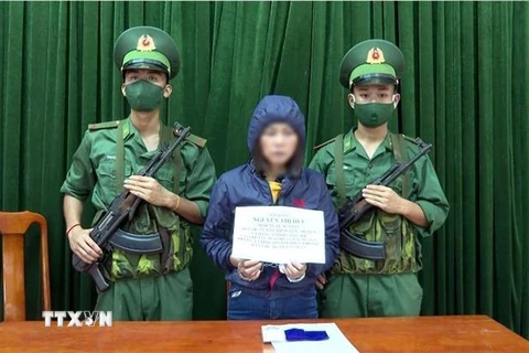 Đối tượng Nguyễn Thị Huế bị bắt giữ. (Ảnh: TTXVN phát)