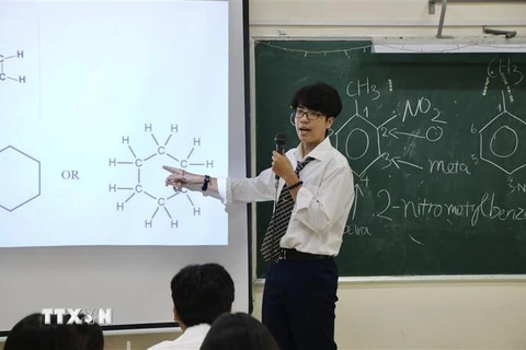 Học sinh Trường THPT Nguyễn Du (Quận 10, Thành phố Hồ Chí Minh) được trải nghiệm trong chương trình "Một ngày làm giáo viên" do nhà trường tổ chức. (Ảnh: Thu Hoài/TTXVN)
