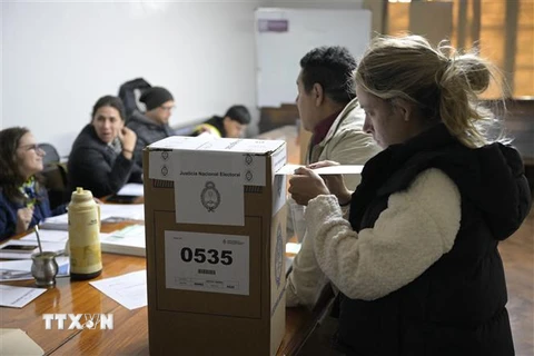 Cử tri Argentina bỏ phiếu tại một địa điểm bầu cử ở Buenos Aires. (Ảnh: AFP/TTXVN)
