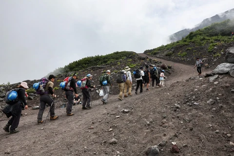 Du khách đang leo lên sườn núi Phú Sĩ. (Nguồn: AFP)