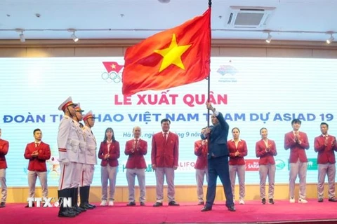 Phó Chủ tịch Quốc hội Trần Quang Phương trao cờ cho đoàn Thể thao Việt Nam. (Ảnh: Tuấn Đức/TTXVN)