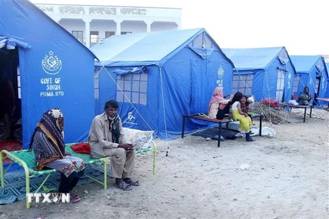 Người dân bị ảnh hưởng bởi ngập lụt sơ tán tới các khu lều trại tạm ở ngoại ô Hyderabad, Pakistan. (Ảnh: THX/TTXVN)