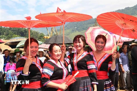 Các cô gái Mông trong trang phục truyền thống đi chơi hội. (Ảnh: Nguyễn Oanh/TTXVN)