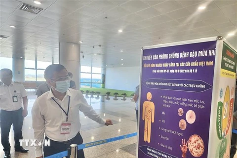 Đoàn công tác số 2 kiểm tra, giám sát công tác phòng, chống dịch bệnh Đậu mùa Khỉ tại sân bay Quốc tế Nội Bài. (Ảnh: TTXVN phát)