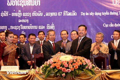 Việt Nam giúp Lào xây dựng các tuyến giao thông quan trọng
