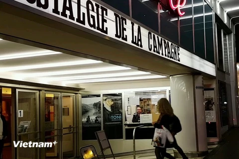 Khán giả tới xem "Thương nhớ đồng quê" tại rạp Capitole, Lausanne, Thụy Sĩ đêm 14/10. (Ảnh: Thái Nguyễn/Vietnam+)