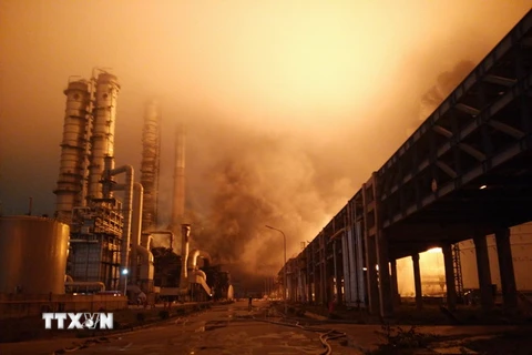Khói bốc lên trong vụ nổ nhà máy hóa chất ở Trung Quốc. (Ảnh: THX/ TTXVN)