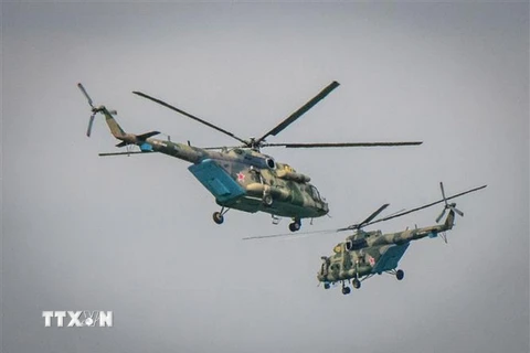 Máy bay trực thăng của Nga tham gia cuộc tập trận Vostok-2018 tại thao trường Klerka, trên vùng biển cách thành phố Vladivostok 100km về phía nam ngày 15/9. (Ảnh: AFP/TTXVN)