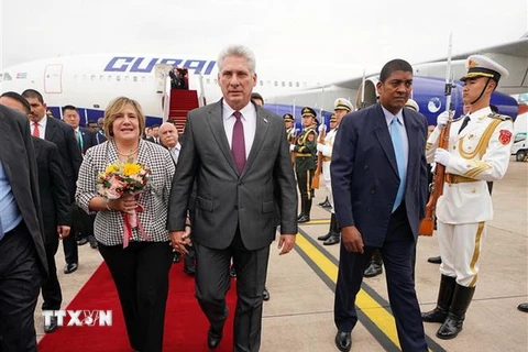 Chủ tịch Cuba Miguel Diaz-Canel (giữa) tới sân bay Thượng Hải của Trung Quốc. (Ảnh: THX/TTXVN) 
