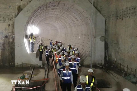 Đoàn công tác khảo sát dọc tuyến đường hầm TBM nối ga Ba Son - ga Nhà hát Thành phố. (Ảnh: Tiến Lực/TTXVN)