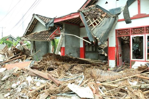 Khu dân cư bên bờ biển Banten của Indonesia bị tàn phá bởi sóng thần hình thành sau một trận động đất. (Ảnh: Đỗ Quyên/Vietnam+)