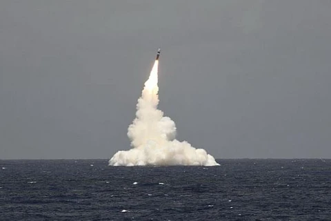 Hải quân Mỹ đã phóng thử nghiệm tên lửa Trident 2 D5 từ tàu chiến Rhode Island. (Nguồn: navy)