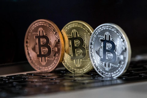 Đồng Bitcoin tại Tel Aviv của Israel. (Ảnh: AFP/TTXVN)