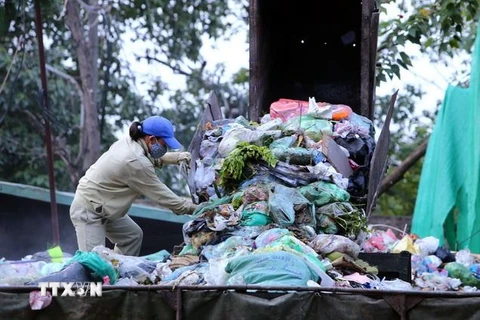Rác thải túi nylon chiếm lượng lớn trên tổng số rác thải nhựa sinh hoạt hằng ngày. (Ảnh: Danh Lam/TTXVN)