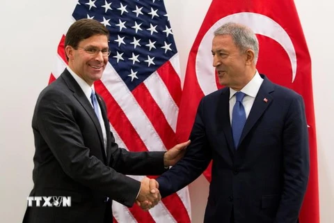 Bộ trưởng Quốc phòng Thổ Nhĩ Kỳ Hulusi Akar (phải) và người đồng cấp Mỹ Mark Esper tại cuộc gặp ở Brussels của Bỉ ngày 26/6 vừa qua. (Ảnh: AFP/TTXVN)