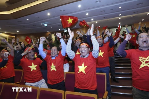 Cán bộ, nhân viên Ngoại giao cổ vũ U22 Việt Nam đá trận chung kết 