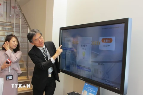 Ông Norihiko Kawamura, Trưởng phòng kinh doanh hệ thống năng lượng thông minh thuộc Công ty Thiết bị của Panasonic (Nhật Bản) giới thiệu về ENE-FARM. (Ảnh: Đào Tùng/TTXVN)