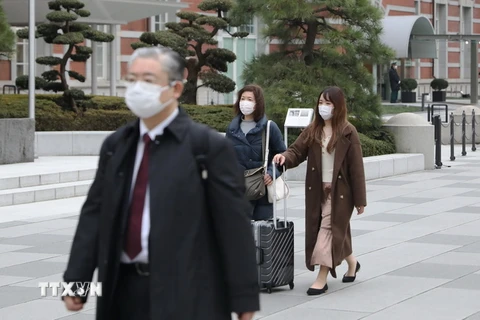 Người dân đeo khẩu trang phòng tránh lây nhiễm virus SARS-CoV-2 tại Tokyo, Nhật Bản, ngày 25/2. (Ảnh: THX/TTXVN)
