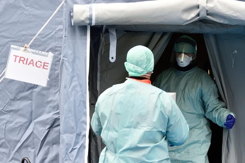Nhân viên y tế làm việc tại khu vực cách ly dành cho bệnh nhân nhiễm COVID-19 tại Brescia, Italy, ngày 3/3 vừa qua. (Ảnh: THX/TTXVN)