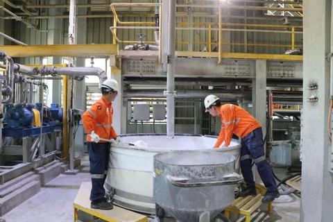 Kiểm tra sản phẩm tinh quặng tại Nhà máy chế biến khoáng sản Núi Pháo của Công ty Cổ phần tài nguyên Masan. (Ảnh: Hoàng Nguyên/TTXVN)