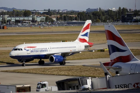 Máy bay của hãng hàng không British Airways đỗ tại sân bay Heathrow ở London, Anh. (Ảnh: AFP/TTXVN)
