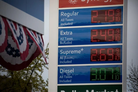Giá xăng dầu được niêm yết tại trạm xăng ở New York, Mỹ ngày 20/4. (Ảnh: THX/TTXVN)