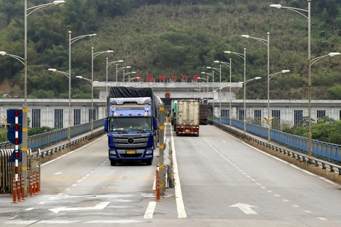 Hoạt động xuất nhập khẩu tại cửa khẩu quốc tế đường bộ số II Kim Thành, tỉnh Lào Cai. (Ảnh: Quốc Khánh/TTXVN)
