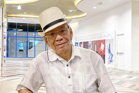 Nhà báo lão thành Phạm Văn Thính nay đã 85 tuổi nhưng tinh thần vẫn rất minh mẫn. (Ảnh: Hồng Giang/TTXVN) 